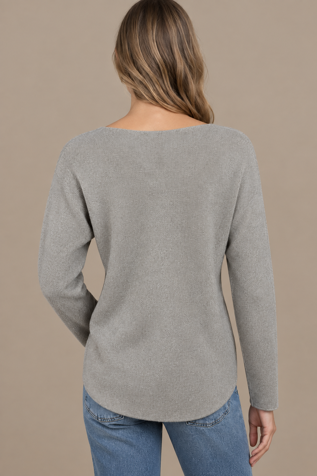 Greiges Langarm-Strickoberteil am Modell von hinten