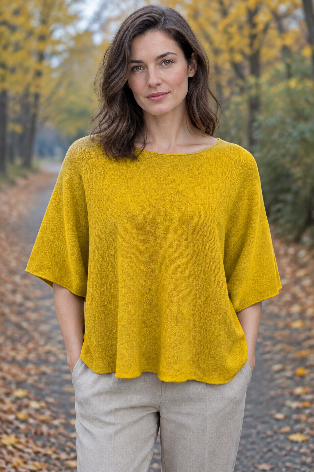 Gelbes Strickoberteil am Modell auf Herbstweg