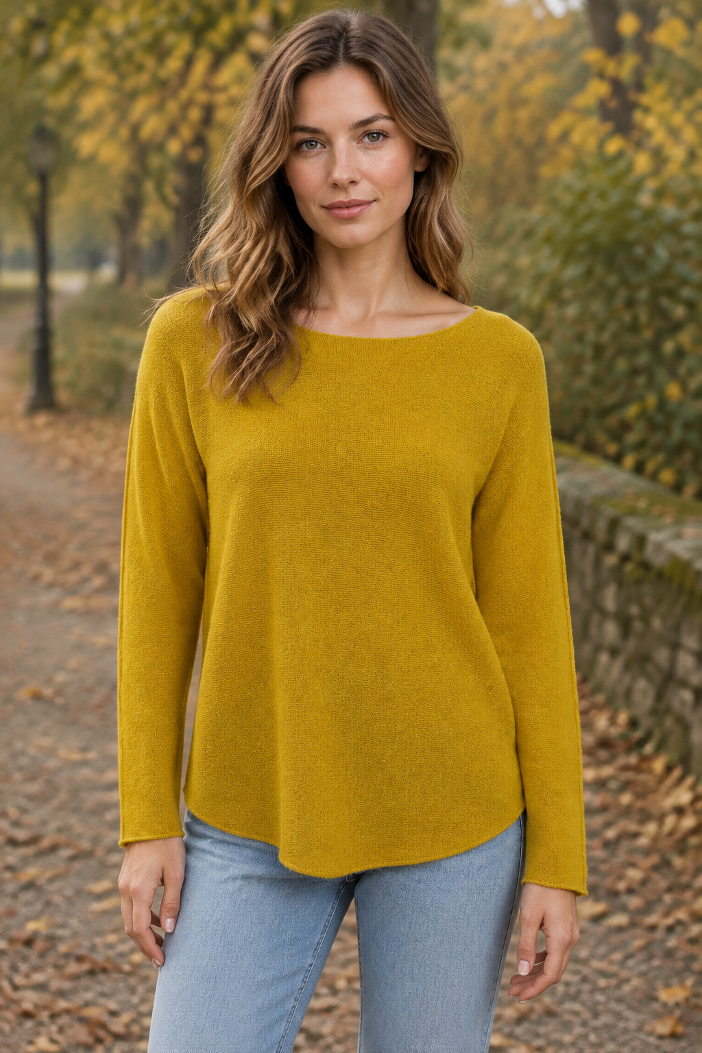 Gelbes Langarm-Strickoberteil am Modell auf Herbstweg