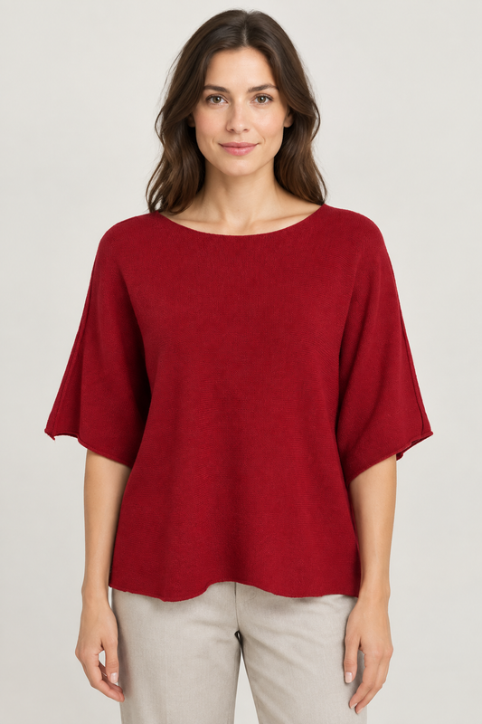 Locker fallendes rotes Strickoberteil am Modell von vorne