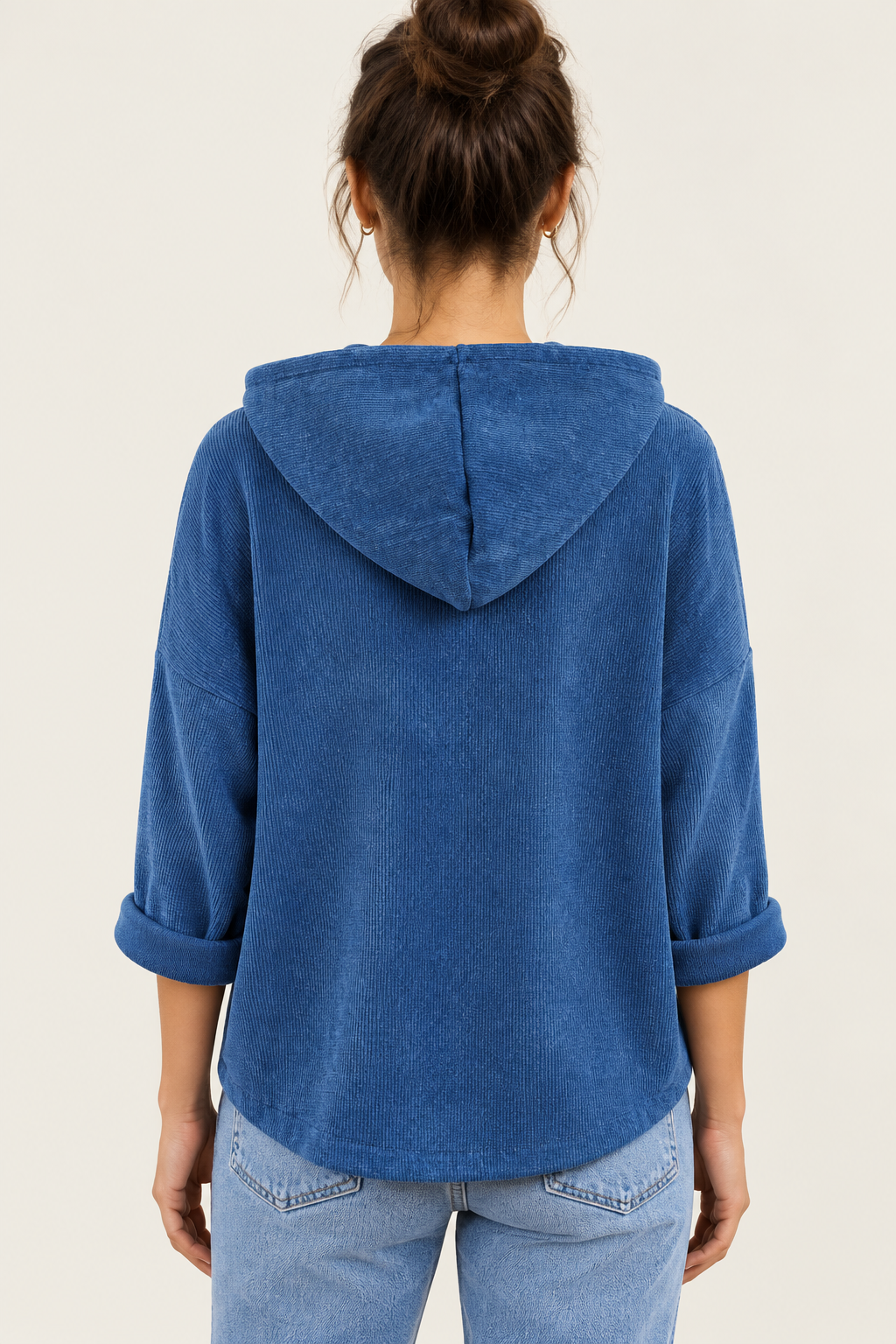 Blauer Cord-Hoodie von hinten mit Kapuze