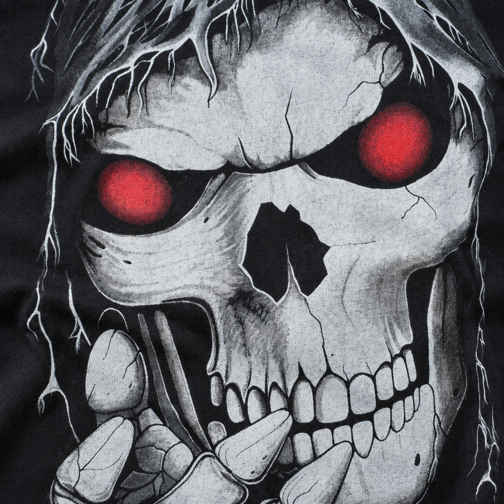 Detailaufnahme von Totenkopf, roten Augen, Rissen und Baumwollstoff