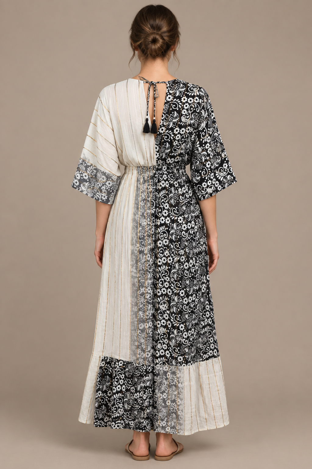 Boho Maxikleid Schwarz Weiß Patchwork – Rückansicht mit Bindeband und Quasten