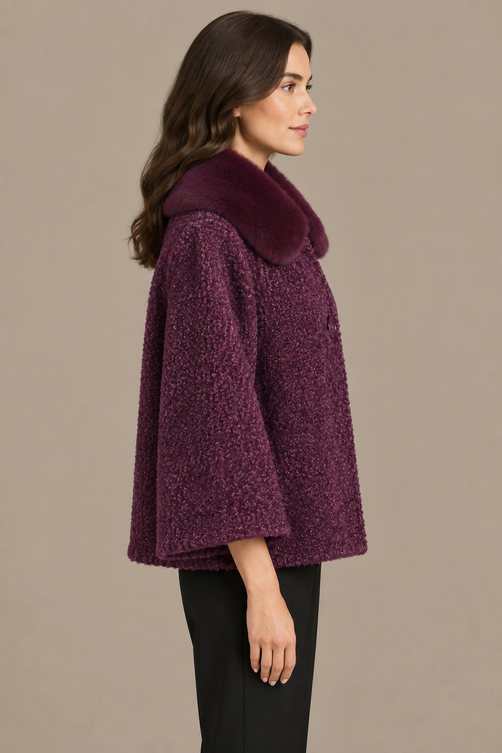 Bordeauxroter Bouclé-Wintermantel mit Fellkragen seitlich am Model