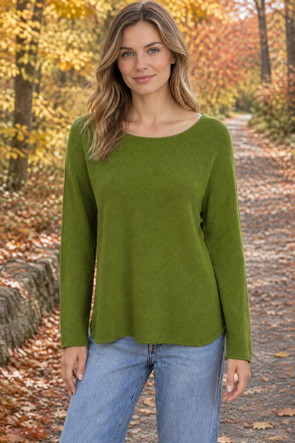 Olivgrünes Langarm-Strickoberteil am Modell auf Herbstweg