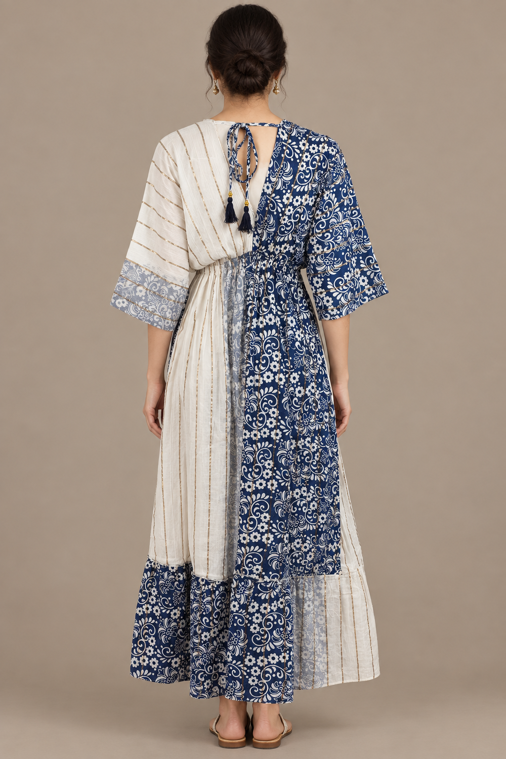 Boho Maxikleid Dunkelblau Weiß Patchwork – Rückansicht mit Bindeband und Quasten
