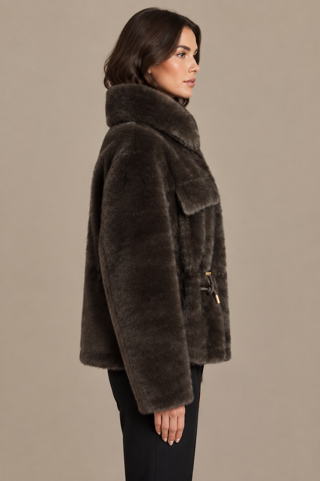 Dunkelbraune Felljacke mit hohem Kragen seitlich am Model