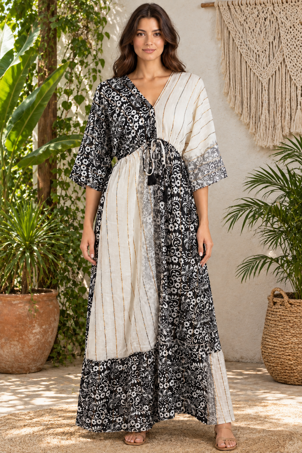 Boho Maxikleid Schwarz Weiß Patchwork im Boho-Ambiente