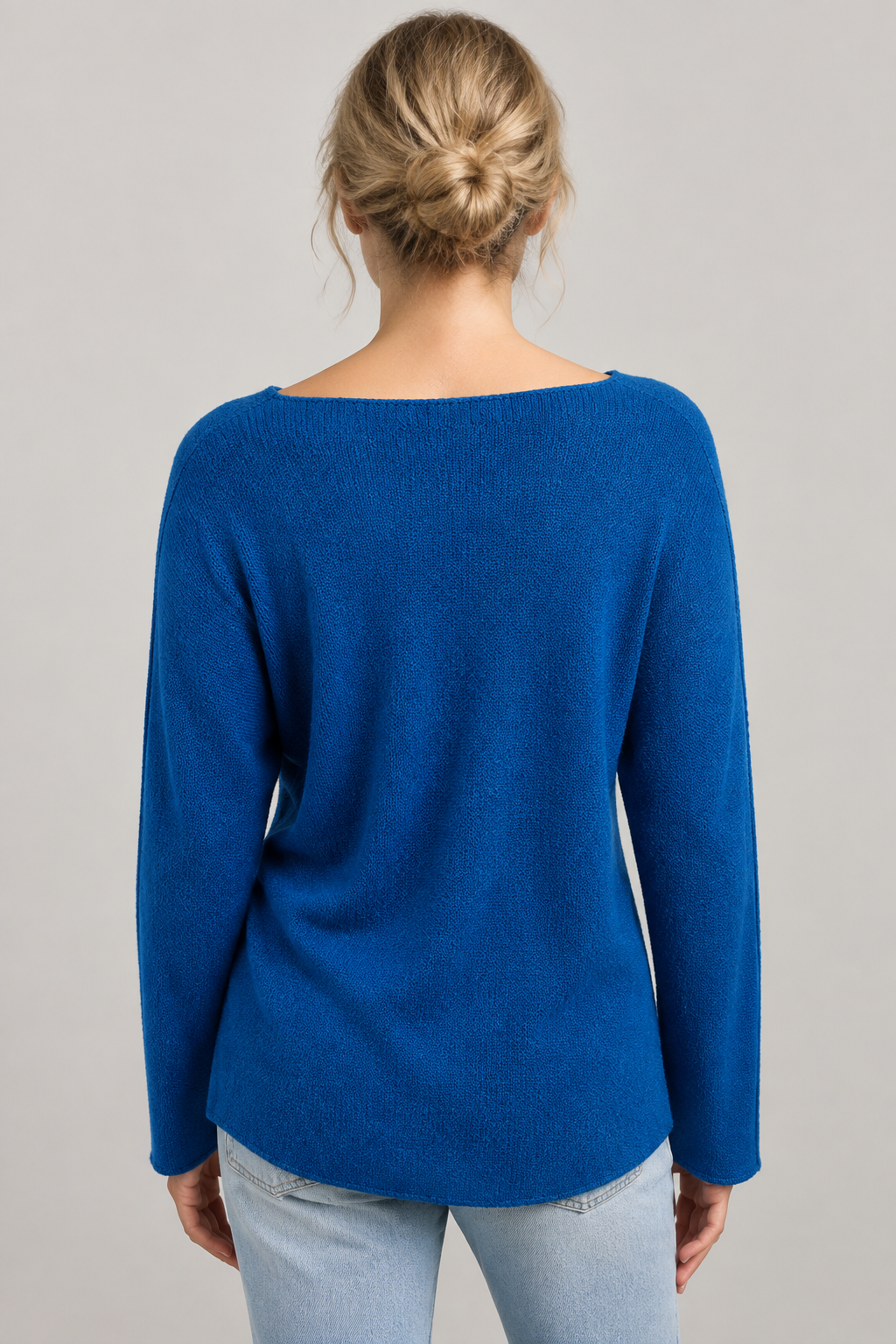 Blaues Langarm-Strickoberteil am Modell von hinten
