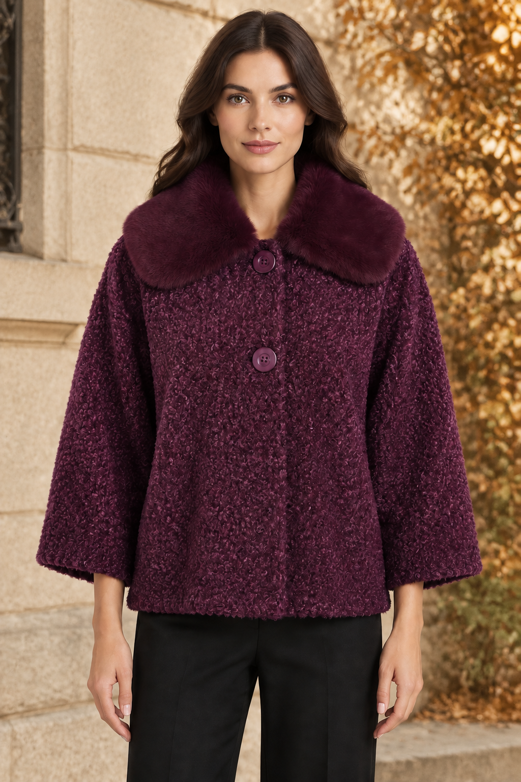 Bordeauxroter Bouclé-Wintermantel am Model in herbstlicher Outdoor-Kulisse