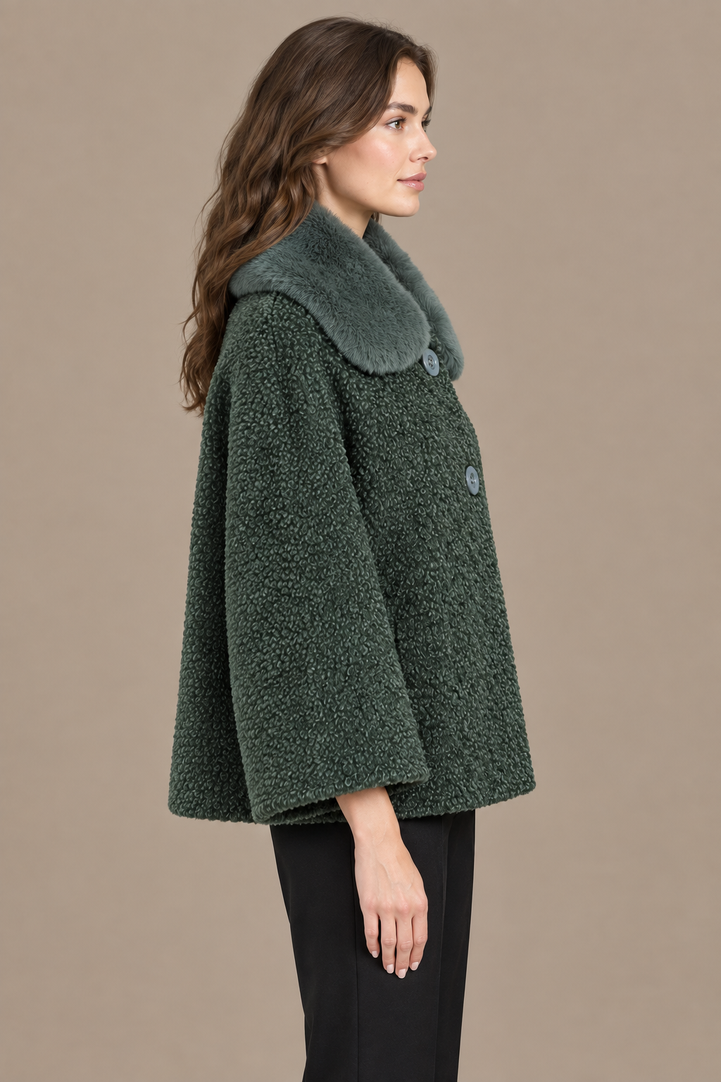 Olivgrauer Bouclé-Wintermantel mit grauem Fellkragen seitlich am Model