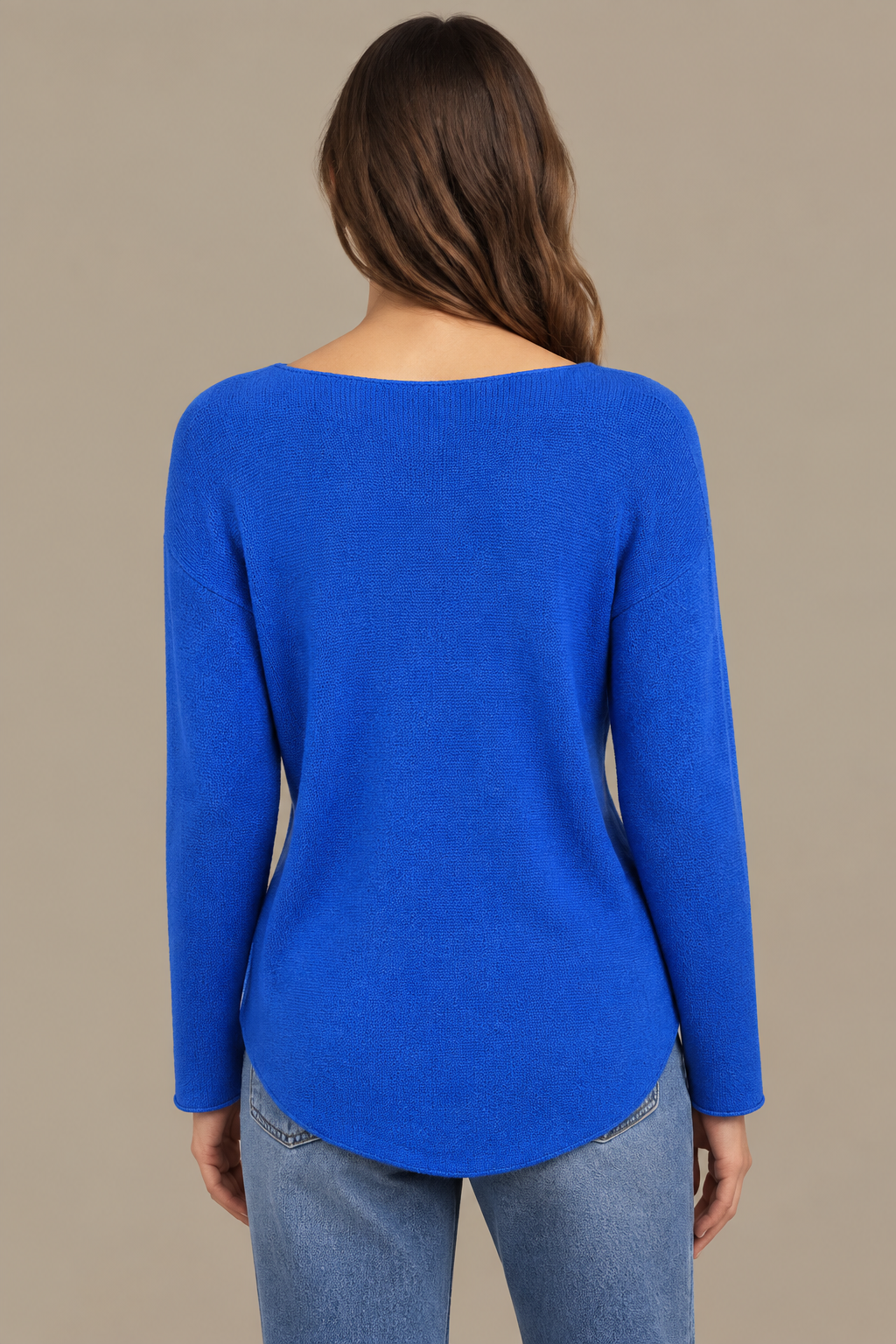 Royalblaues Langarm-Strickoberteil am Modell von hinten