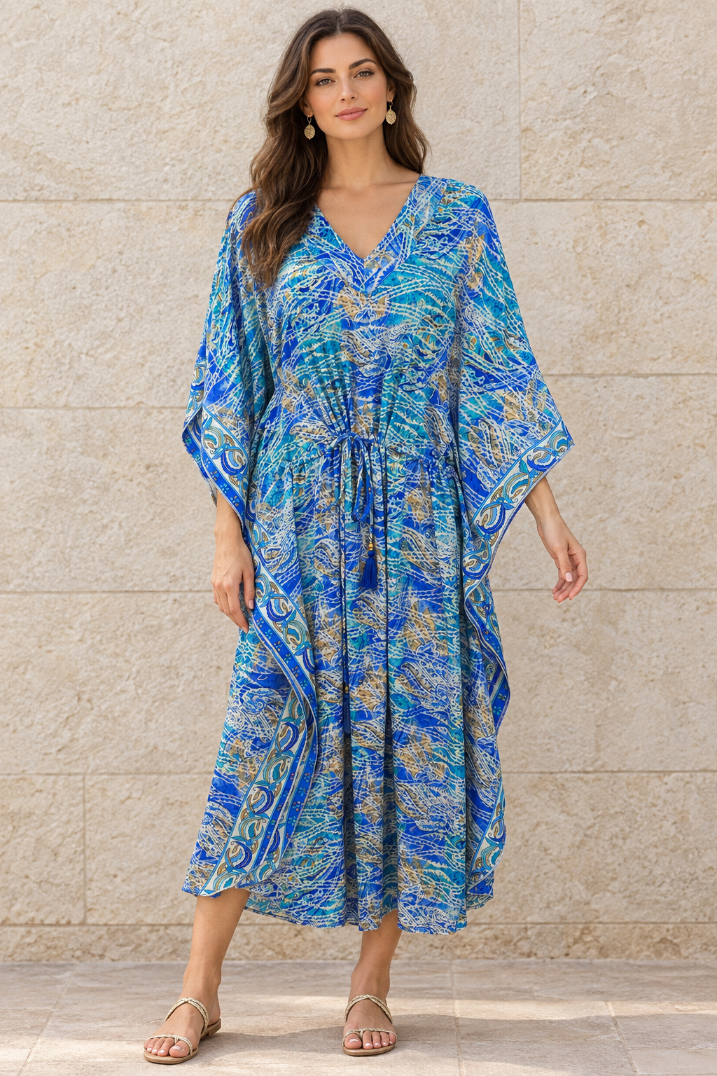 Boho Kaftan Lagunen-Blau Türkis – Vorderansicht Steinwand