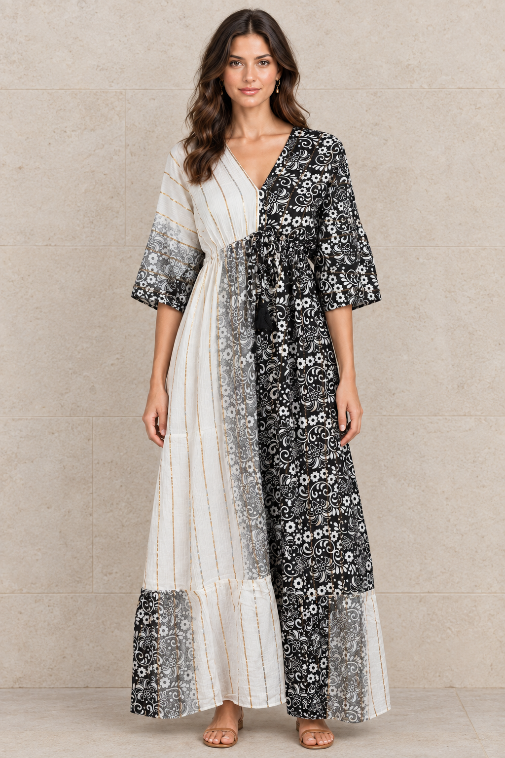 Boho Maxikleid Schwarz Weiß Patchwork vor Steinwand