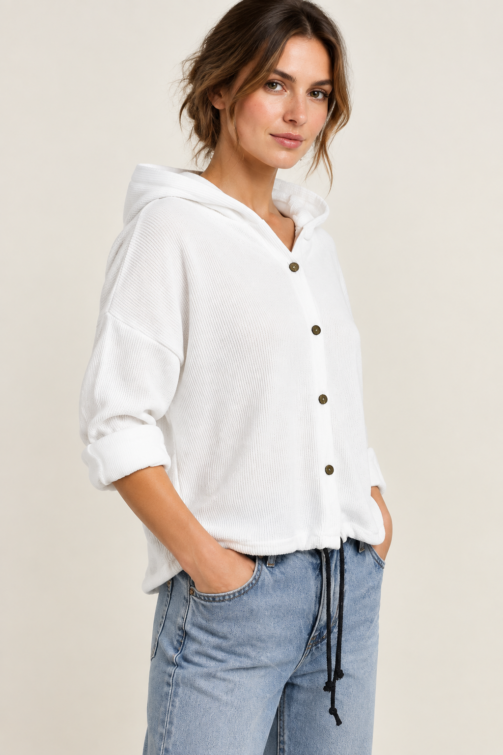 Weißer Cord-Hoodie seitlich am Model