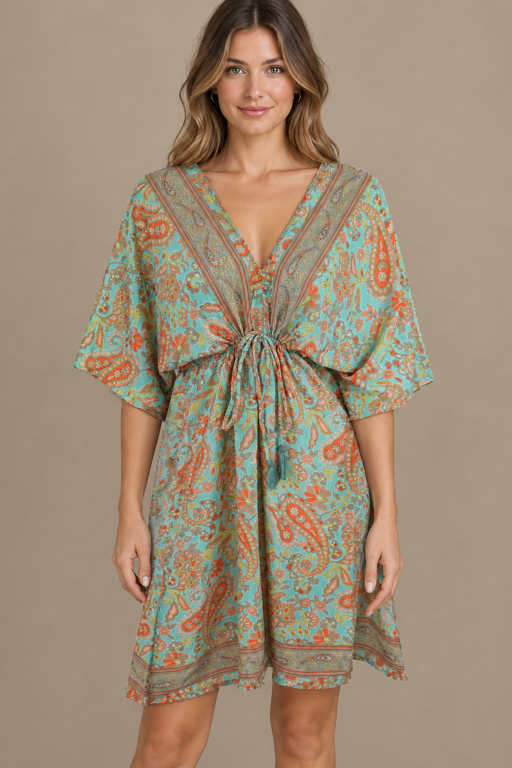 Boho Tunika in Mintgrün und Koralle – Vorderansicht im Studio
