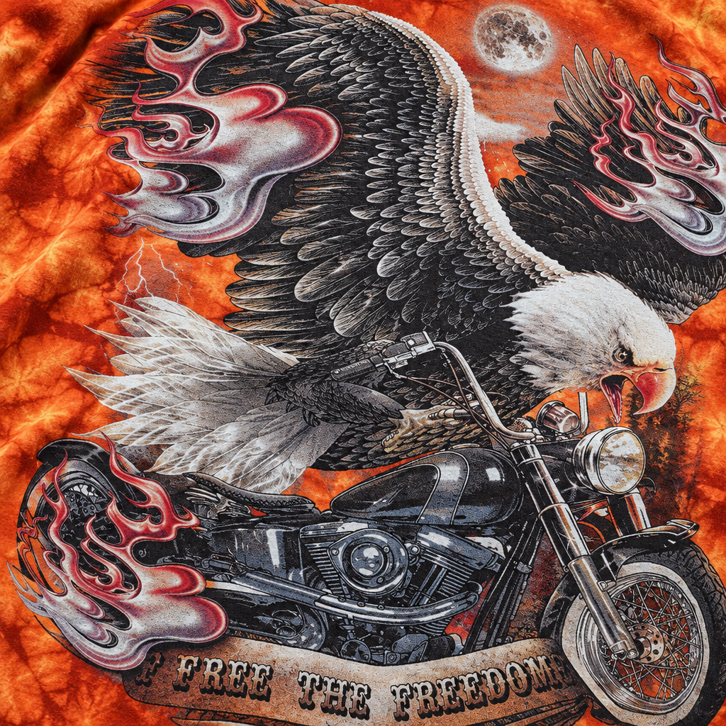 Detailaufnahme von Adlerfedern, Motorrad, Flammen und Baumwollstoff