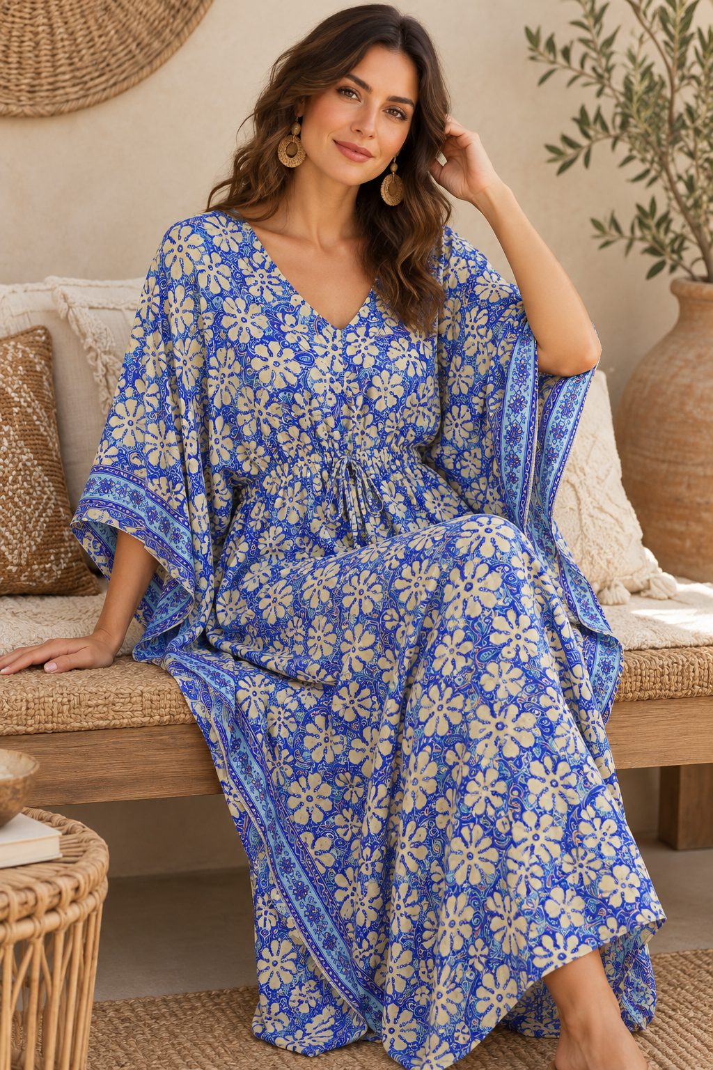 Boho Kaftan Blüten-Blau Creme – Sitzbild