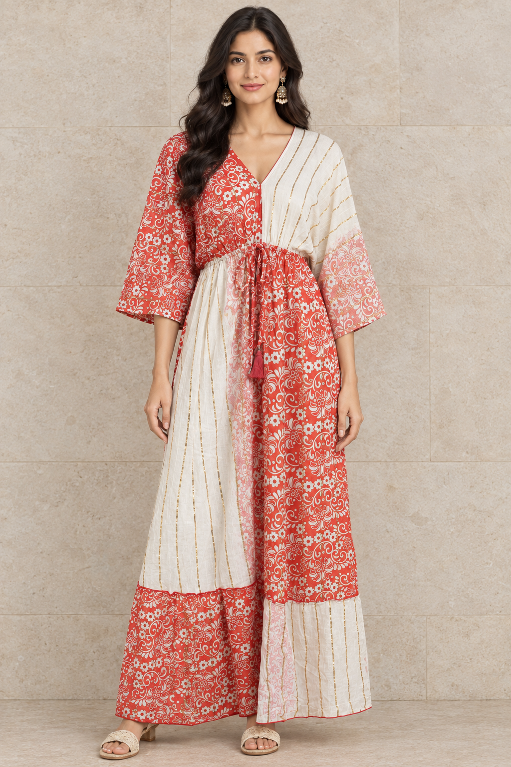 Boho Maxikleid Korallrot Rosa Creme vor Steinwand