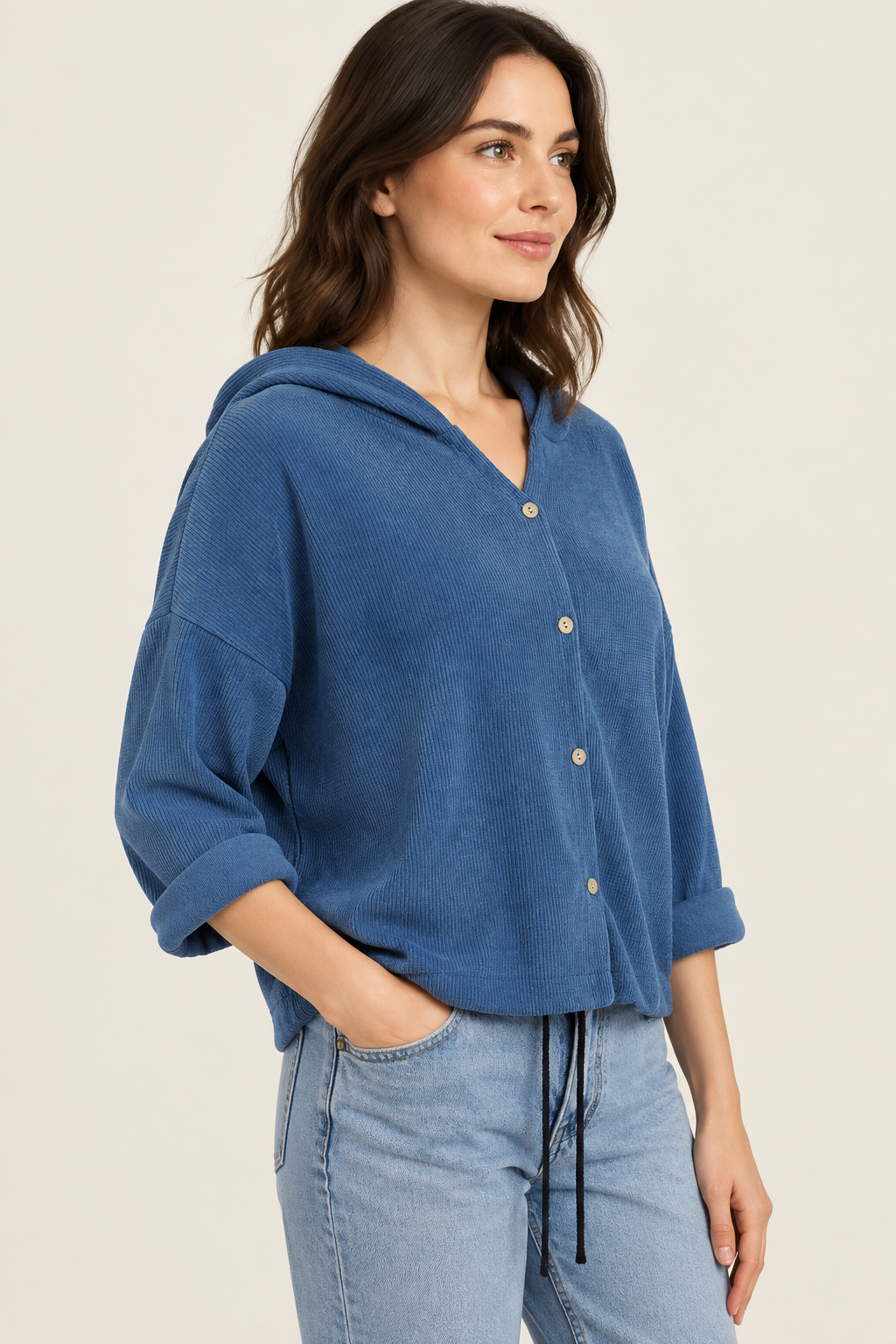 Blauer Cord-Hoodie am Model von der Seite