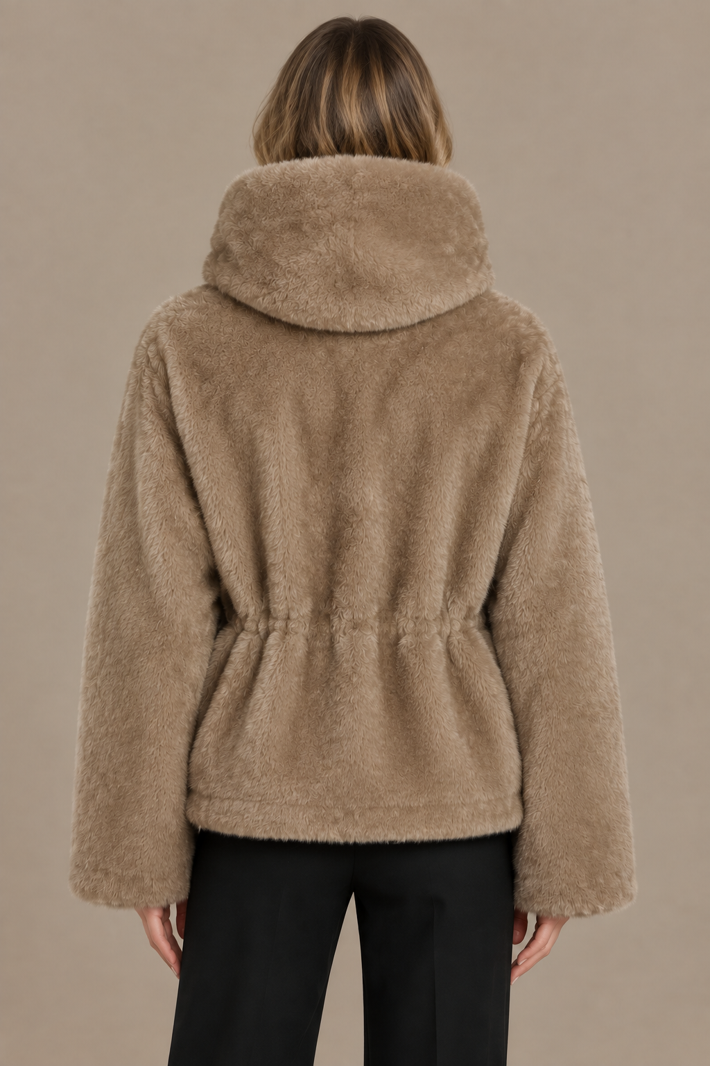 Teddybeige Felljacke mit hohem Kragen von hinten am Model