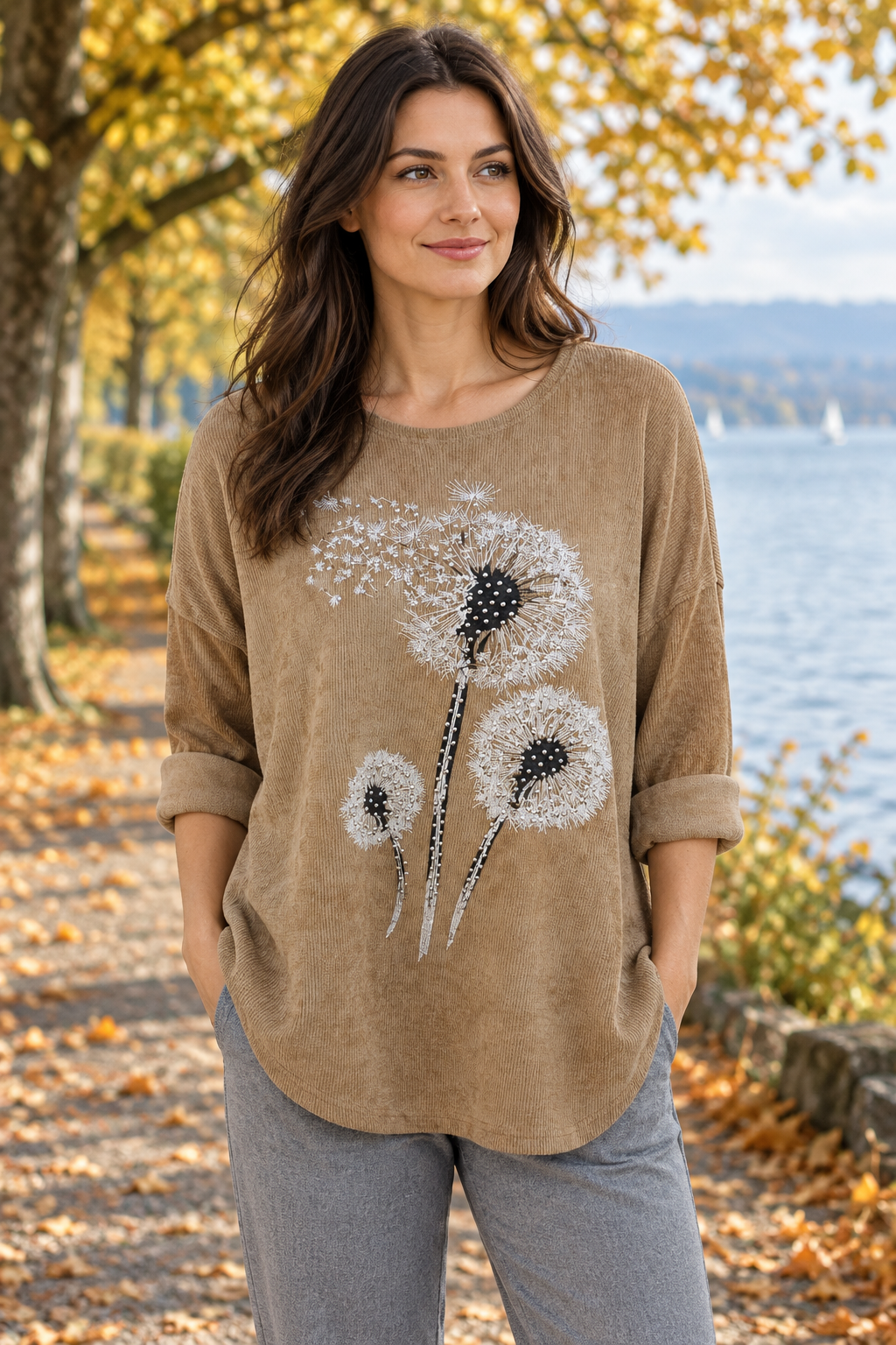 Beige-taupefarbenes Oberteil am Model auf einem herbstlichen Weg am See