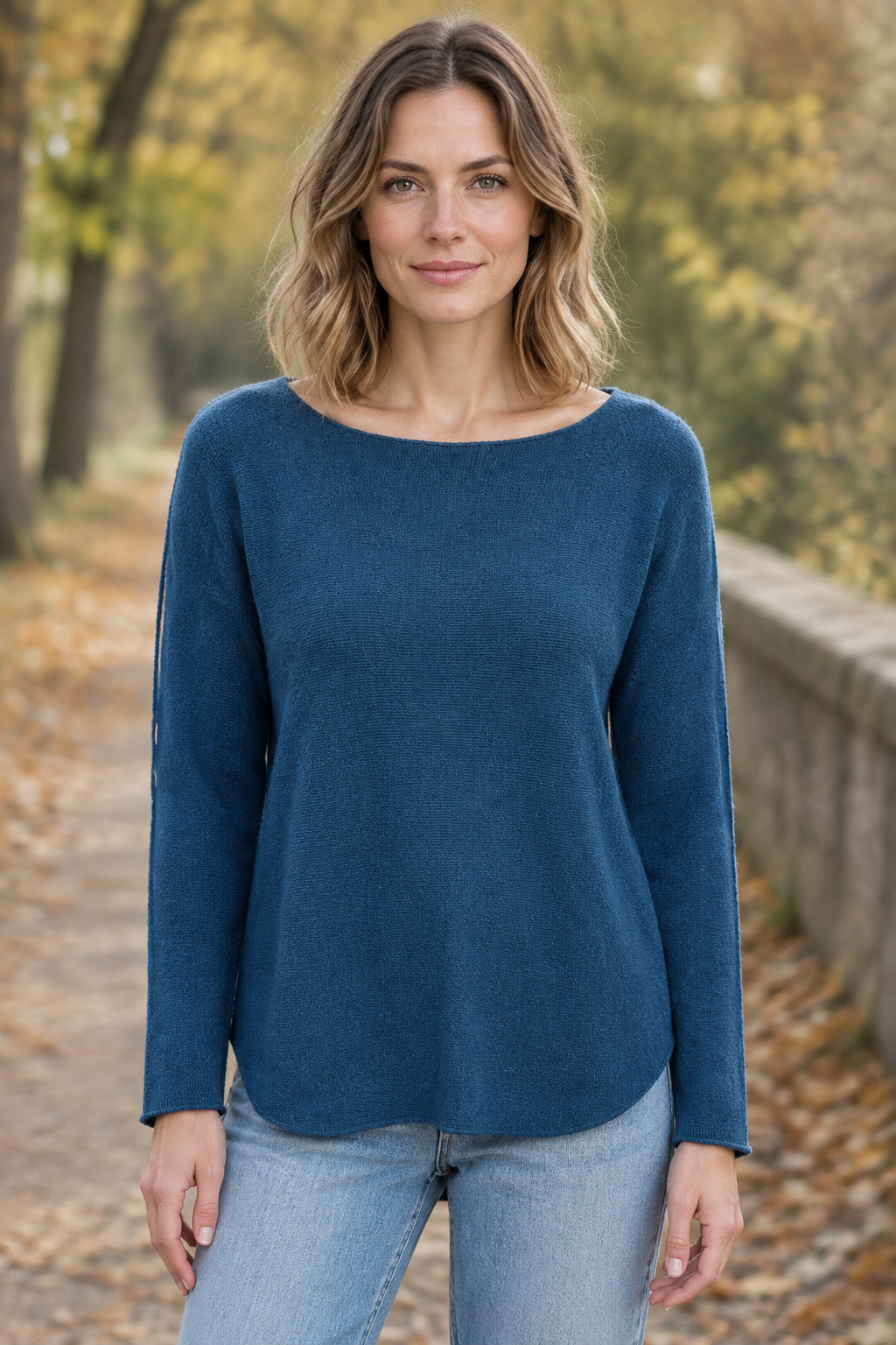 Denimblaues Langarm-Strickoberteil am Modell auf Herbstweg