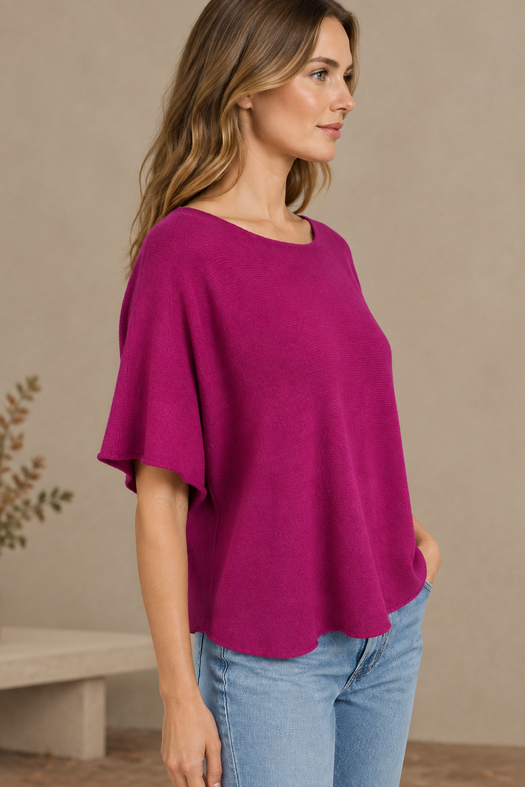 Pinkes Kurzarm-Strickoberteil mit weitem Ärmel am Modell von der Seite
