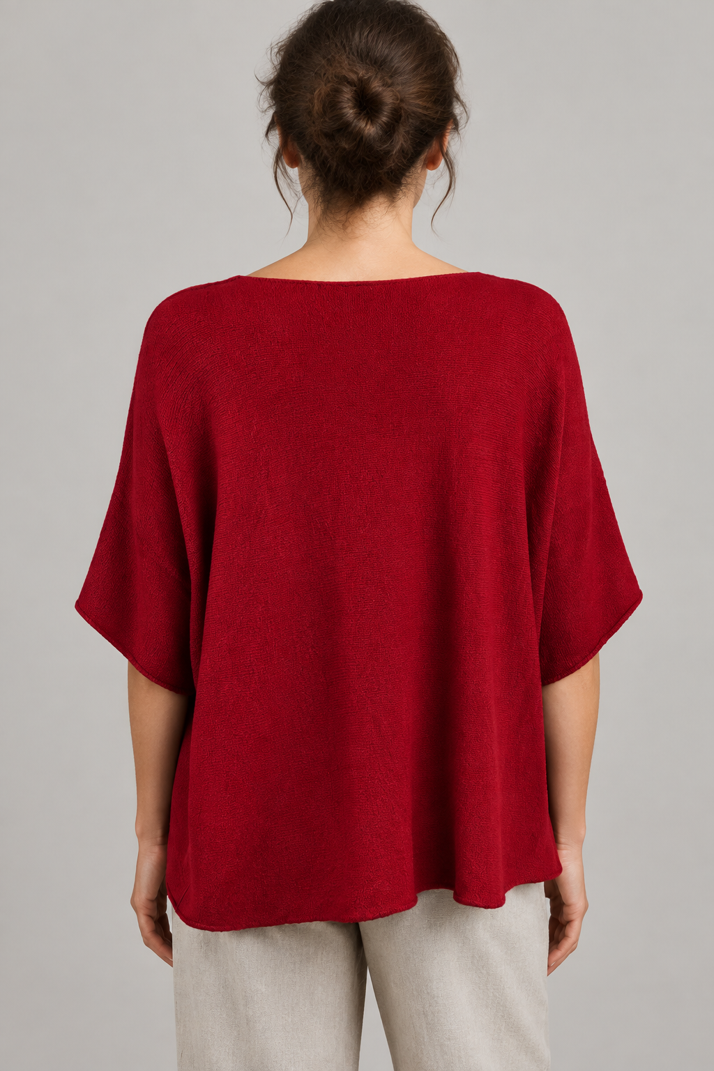 Rotes Strickoberteil am Modell von hinten