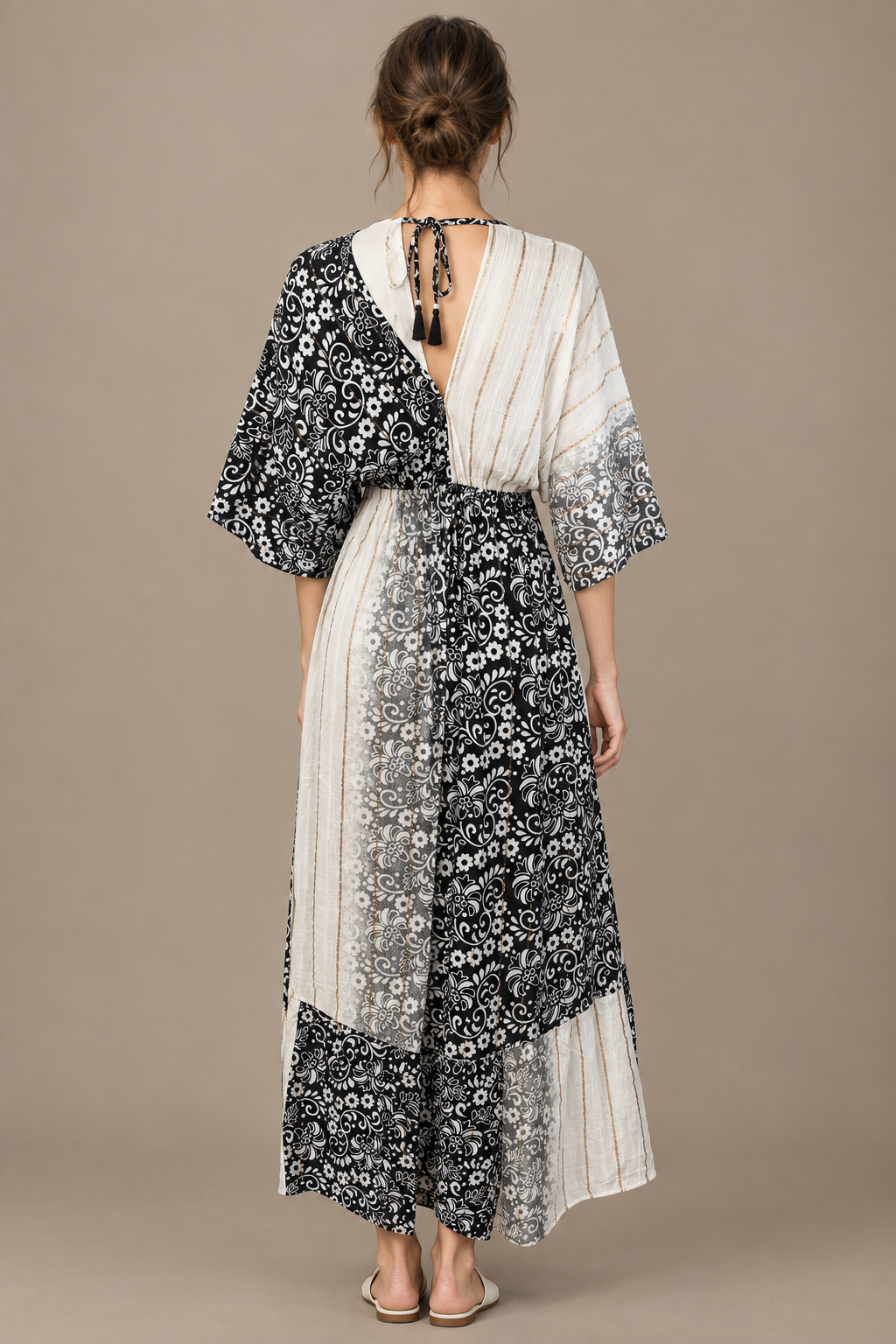 Boho Maxikleid Schwarz Weiß Patchwork – Rückansicht mit Bindeband und Quasten