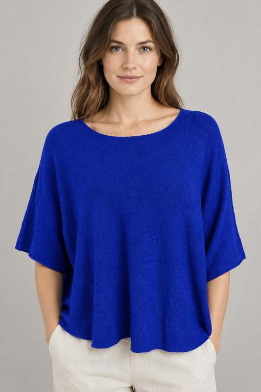 Locker fallendes blaues Strickoberteil am Modell von vorne