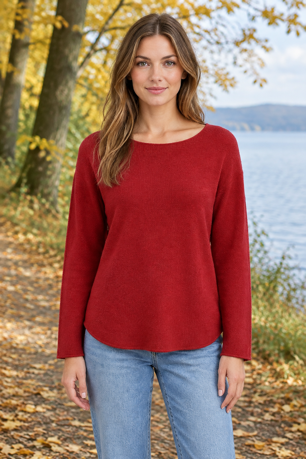 Rotes Langarm-Strickoberteil am Modell auf Herbstweg