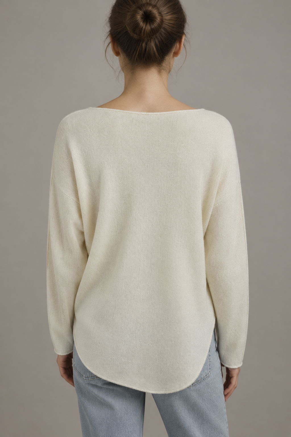 Cremeweißes Langarm-Strickoberteil am Modell von hinten