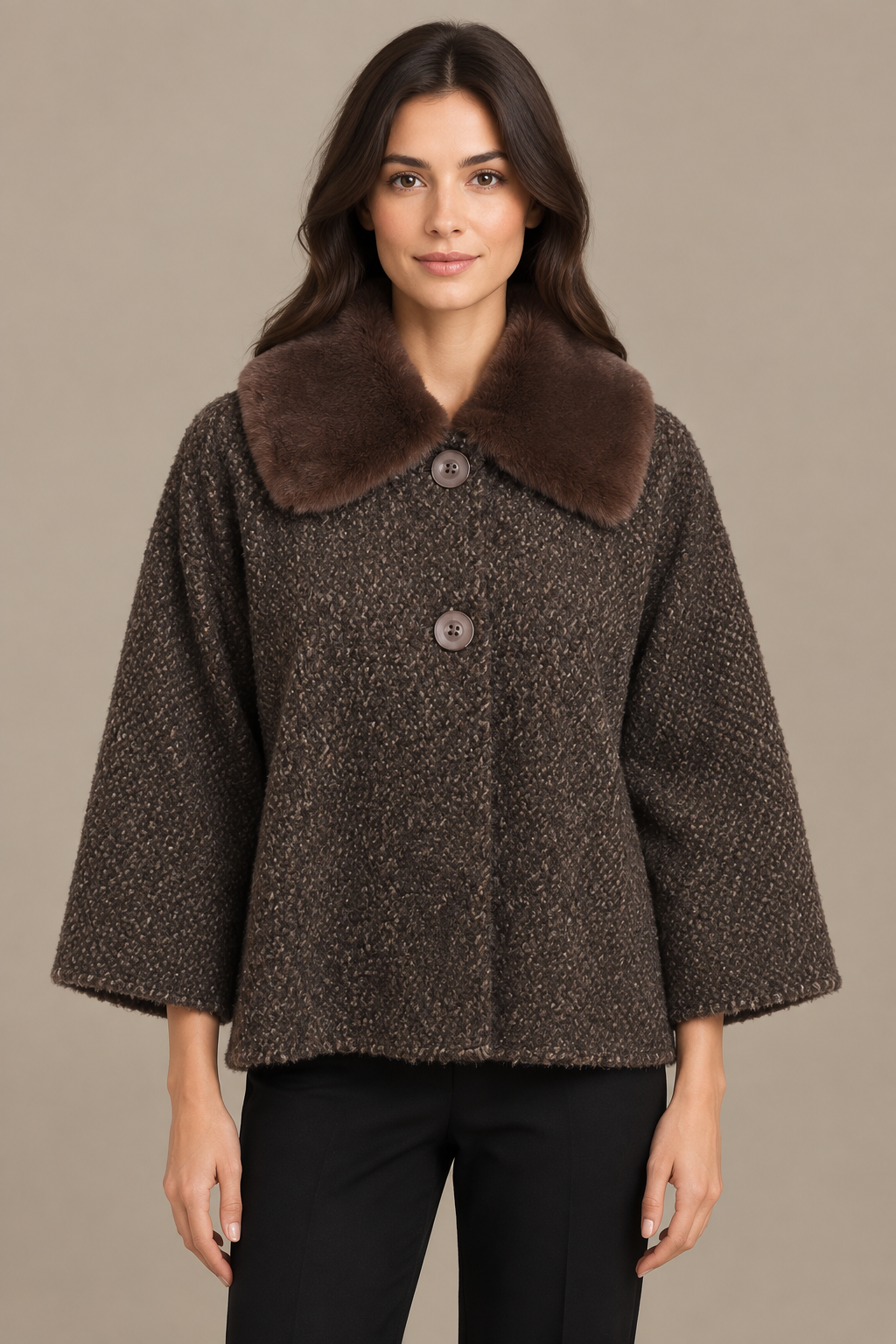 Mokkabrauner Bouclé-Wintermantel mit braunem Fellkragen frontal am Model