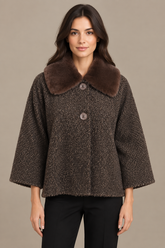 Mokkabrauner Bouclé-Wintermantel mit braunem Fellkragen frontal am Model