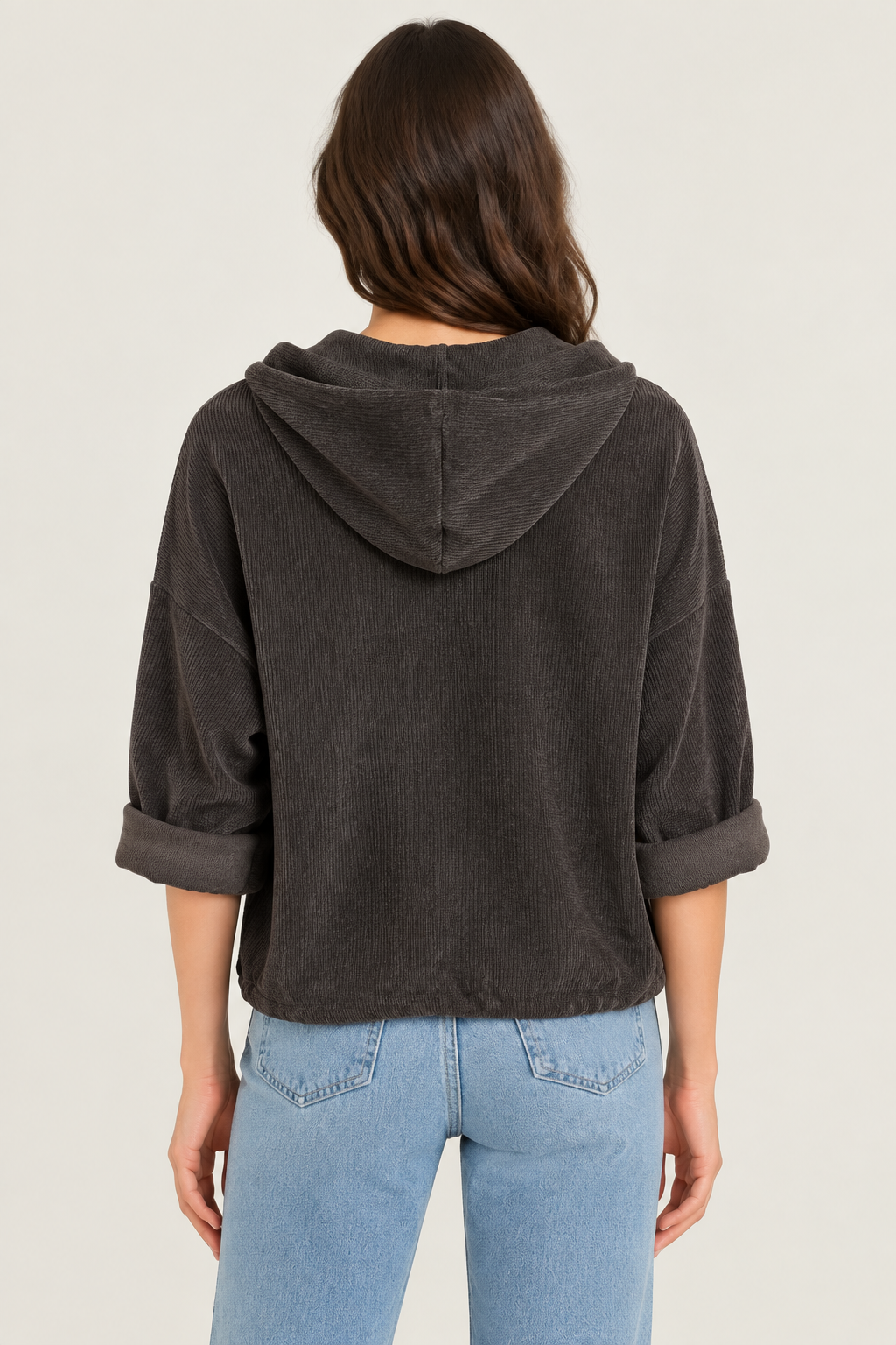 Dunkelbrauner Cord-Hoodie von hinten am Model