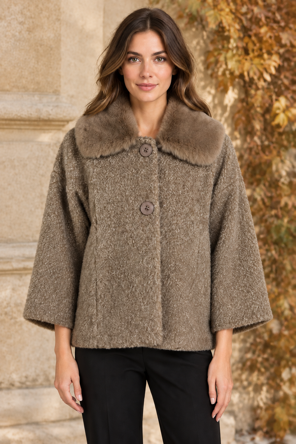 Teddybeiger Bouclé-Wintermantel am Model in herbstlicher Outdoor-Kulisse
