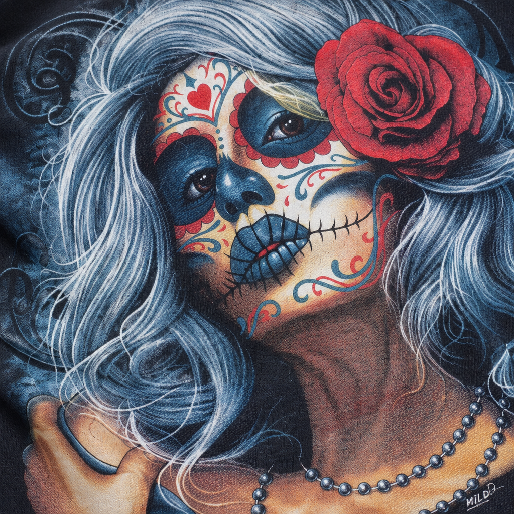 Detailaufnahme von Sugar-Skull-Gesichtsbemalung, Rose, Haar und Baumwollstoff