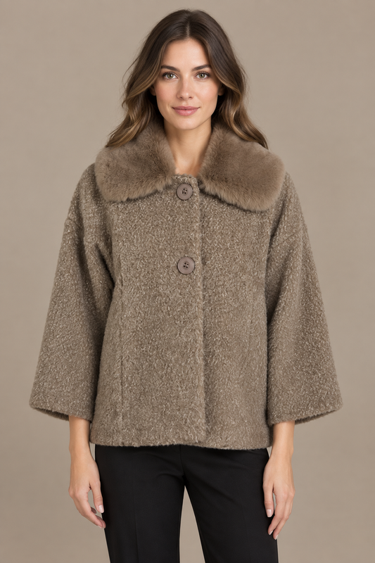 Teddybeiger Bouclé-Wintermantel mit passendem Fellkragen frontal am Model