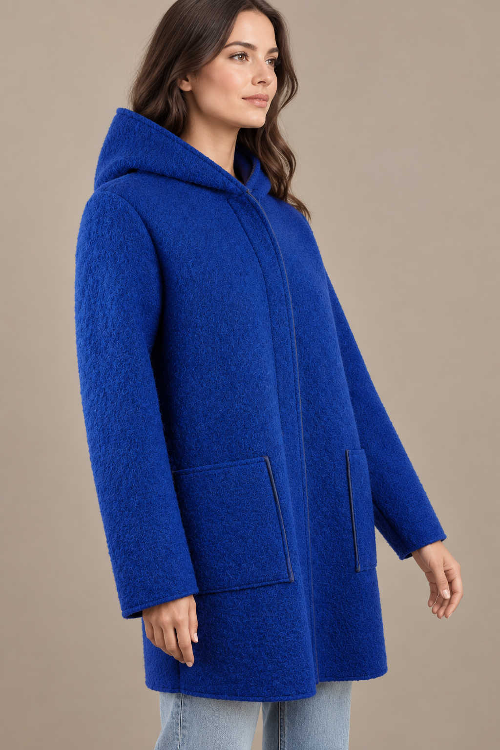 Blauer Kapuzenmantel seitlich am Model
