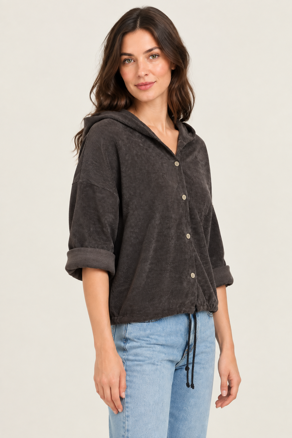 Dunkelbrauner Cord-Hoodie seitlich am Model
