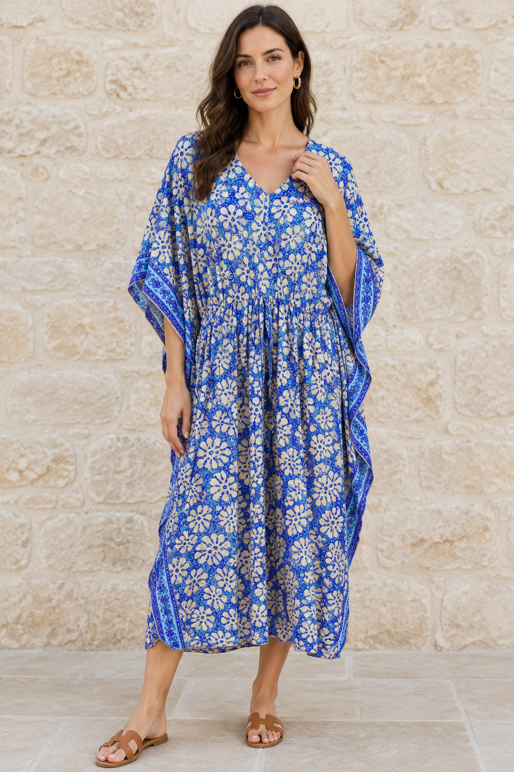 Boho Kaftan Blüten-Blau Creme – Vorderansicht Steinwand
