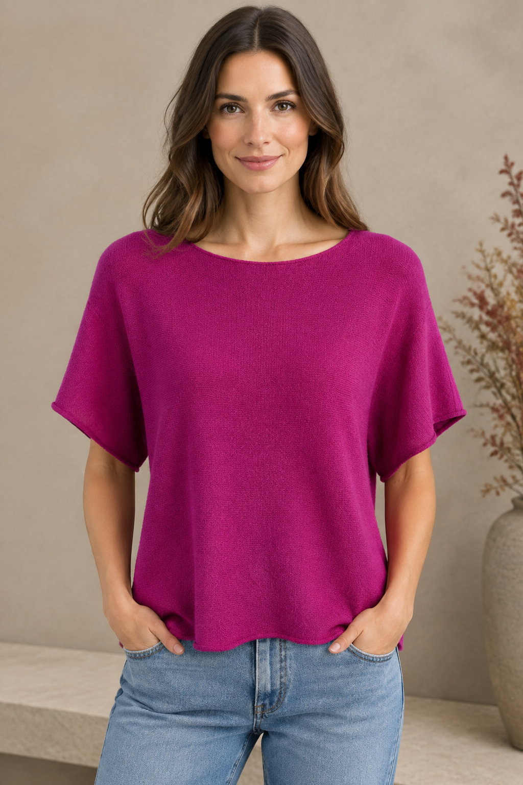 Pinkes Kurzarm-Strickoberteil mit weiten Ärmeln am Modell von vorne